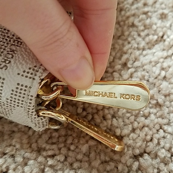 Large Michael Kors clutch/wallet - Picture 6 of 7